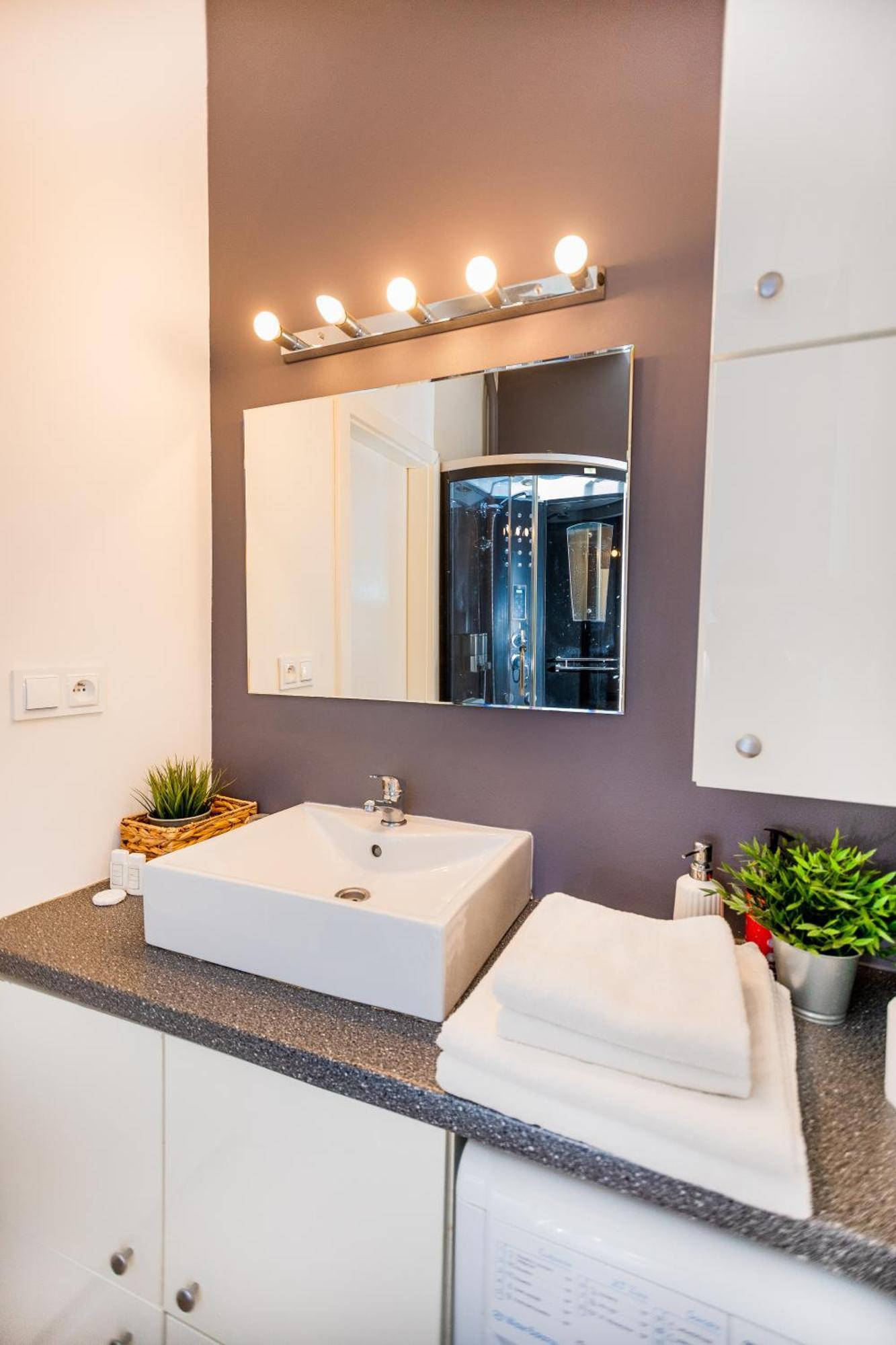 Cozy Studio Next To The Metro And City Center Варшава Екстериор снимка